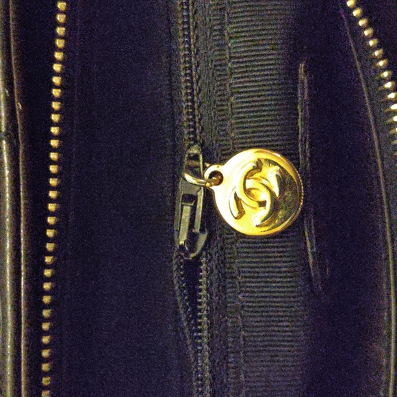 Chanel Black Quilted Leather Shoulder Bag - Picture 7 of 16